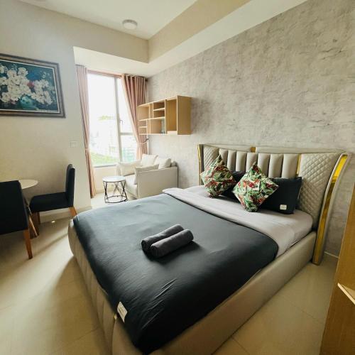 een slaapkamer met een groot bed in een kamer bij Mark Apartment - Millennium Masteri in Ho Chi Minh-stad