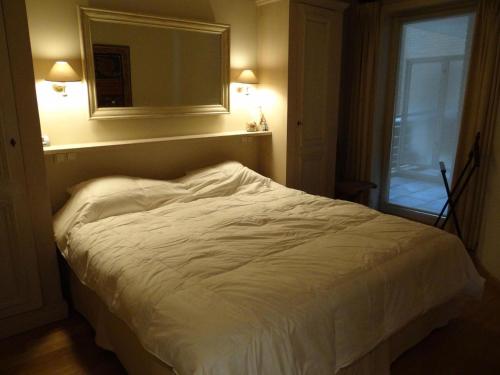 Ce lit se trouve dans un dortoir doté d'un miroir et d'une fenêtre. dans l'établissement Casino ABA0104 with beautiful sea views, à Nieuport