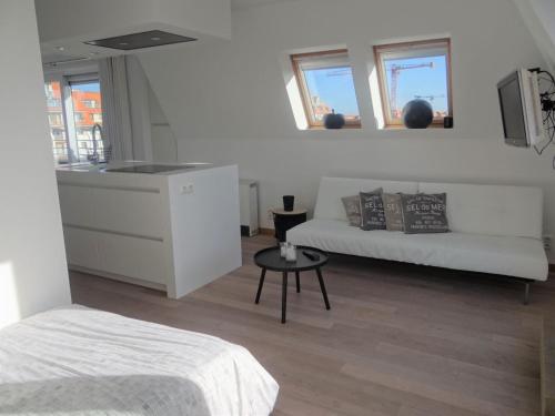 紐波特的住宿－Apartment Neoportus III with roof terrace，白色的客厅配有沙发和桌子