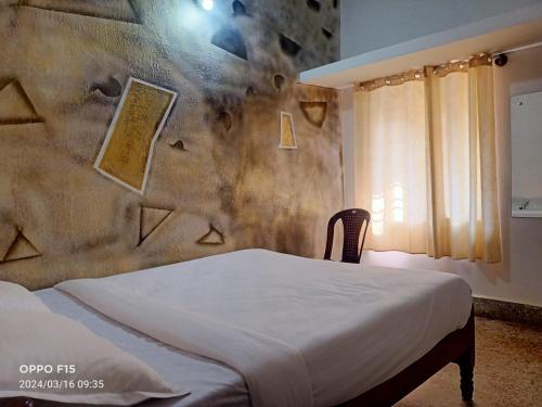 1 dormitorio con 1 cama y 1 silla en Streaming Valley Independent Coffee Estate Stay en Madikeri