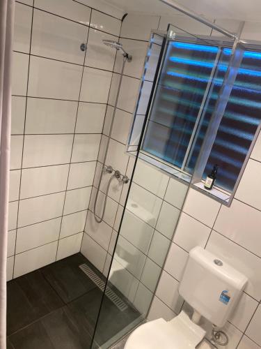 a bathroom with a shower and a toilet at Guesthouse in pacific paradise in Pacific Paradise 