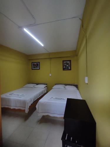 Comalcalco的住宿－NovHotel，一间设有两张床和电视的房间