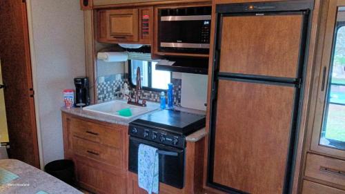 una cucina con piano cottura, lavandino e frigorifero di Howland's Hideout a Sampson