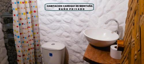 Un baño de Hostal Ariantiy