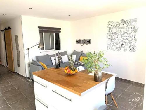 un salon avec un canapé et une table dans l'établissement petit coin de paradis, à Martigues