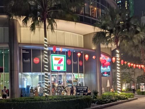 um restaurante de fast food com palmeiras em frente em Vortex Suites KLCC, by THE BOB em Kuala Lumpur