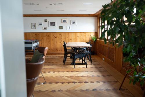 una sala da pranzo con tavolo e sedie di The 1415 See I Erlebnis I Luzern a Beckenried