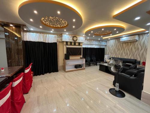 uma sala de estar com um sofá e um palco em Hotel Anurag Palace em Agartala