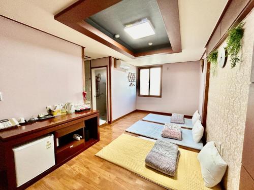 a room with two beds in a room at Prada motel in Geoje 