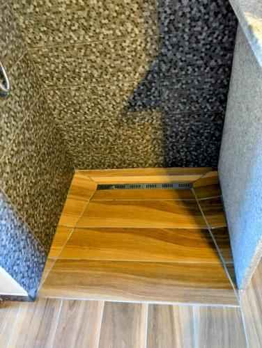 a room with a wooden floor and a wall at Terra in Valledoria