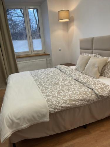 Schlafzimmer mit einem weißen Bett und einem Fenster in der Unterkunft 4 Seasons I in Stronie Śląskie