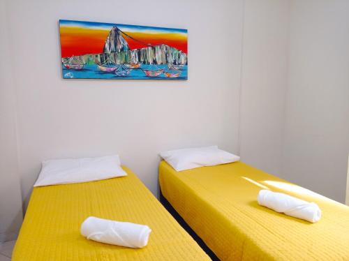 2 camas en una habitación con un cuadro en la pared en Lapa fácil mobilidade no Rio ap 2 quartos, en Río de Janeiro