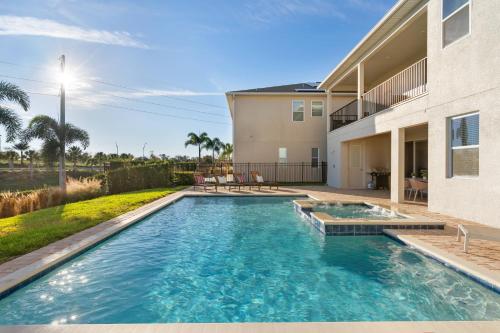 uma piscina no quintal de uma casa em Modern House with Pool, Theater, Game Room, near Disney - 2316 em Loughman