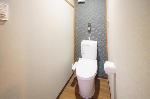 uma casa de banho com um WC branco numa cabina em １組限定　家族連れ歓迎　松本城徒歩15分　無料駐車場2台有 em Koyanagichō