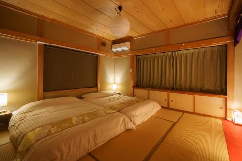 Koyanagichō１組限定　家族連れ歓迎　松本城徒歩15分　無料駐車場2台有的一间带大床和大窗户的卧室