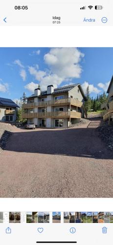 een foto van een appartementencomplex met een parkeerplaats bij Fantastiskt 6 bädds lägenhet i Sälen in Sälen
