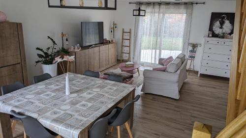 uma sala de estar com uma mesa de jantar e cadeiras em Proche circuit des 24 heures du Mans em Moncé-en-Belin