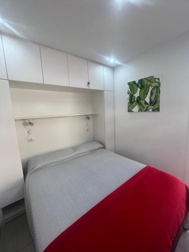 una piccola camera con un letto con una coperta rossa di Apartamento Symon Mareverde ad Adeje