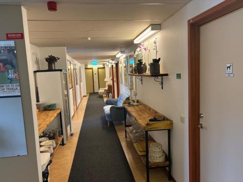 um corredor com um corredor que leva a um quarto em Hälsokällans Bed and Breakfast em Kyrkhult