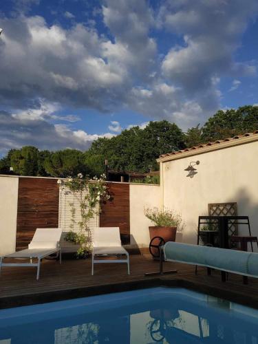 Πισίνα στο ή κοντά στο Chambre studio indépendante au calme avec piscine et climatisation