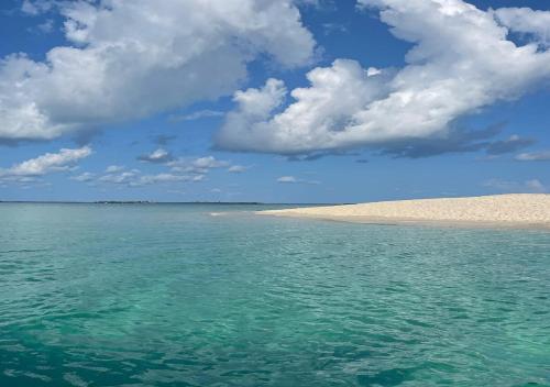 eine Insel im Ozean unter einem wolkigen Himmel in der Unterkunft Beach hote in Tanga