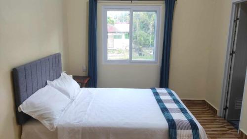 Łóżko lub łóżka w pokoju w obiekcie Whitesands Beach Resort