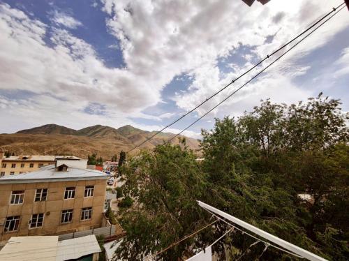 vista su una città con montagne sullo sfondo di Dadow Cozy House a Naryn