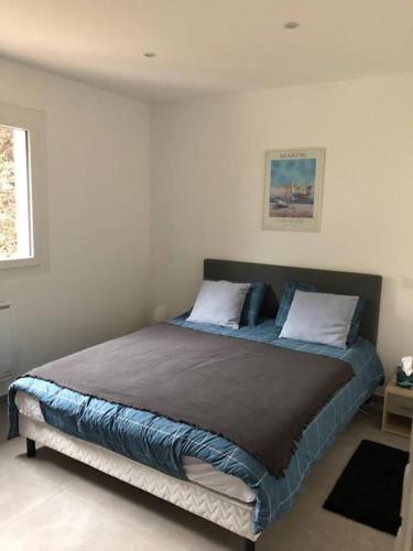 un lit avec deux oreillers dessus dans une chambre dans l'établissement Haut de villa VERMEER, à Six-Fours-les-Plages