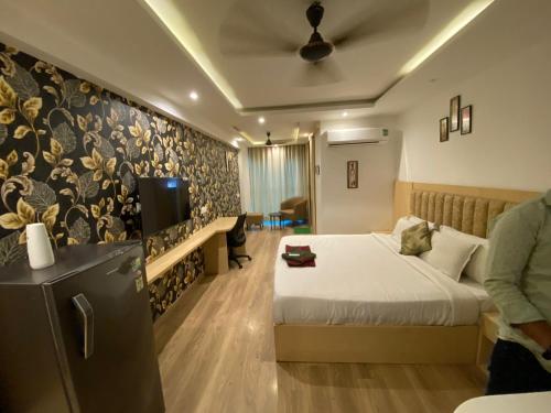 a hotel room with a bed and a tv at HOTEL MILTON in Jaipur