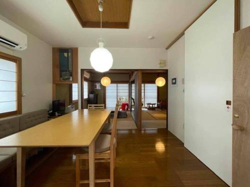 comedor y sala de estar con una gran mesa de madera en Tokushima - house / Vacation STAY 573, en Tokushima