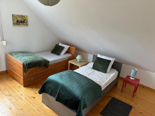 Cette chambre mansardée comprend 2 lits jumeaux. dans l'établissement la louisiane, à Ambleteuse