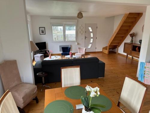 un salon avec un canapé et une table dans l'établissement la louisiane, à Ambleteuse