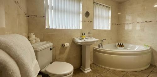 ein Badezimmer mit einem WC, einem Waschbecken und einer Badewanne in der Unterkunft 8 PEMBERTON Entire 3 bed in Newry Mourne and Down Sleeps 5 in Downpatrick