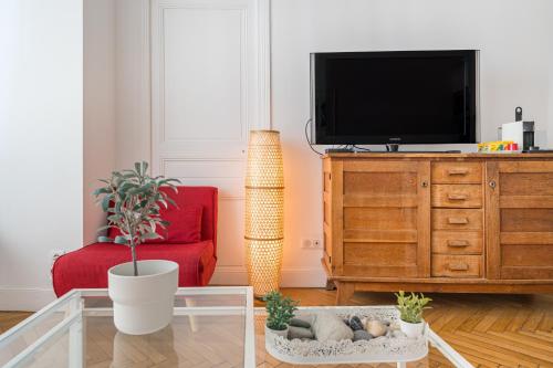 A television and/or entertainment centre at Stunning flat by the beach, Carre d'or-Negresco