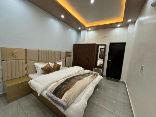 a bedroom with a large bed in a room at The Sukoon Vibes in Shimla