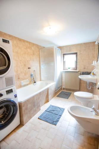 een badkamer met een wastafel en een wasmachine bij Innerforchhof in Senales