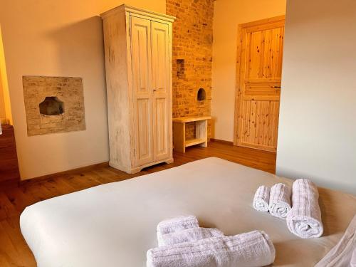 - une chambre avec un lit et des serviettes dans l'établissement B&B Villa Arcadia, à Saludecio