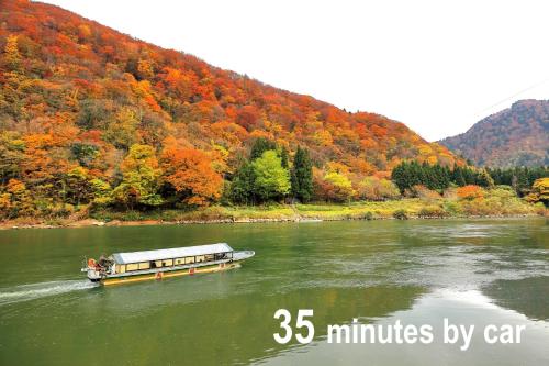 un bateau dans l'eau sur une rivière dans l'établissement Kansyokan, à Mogami