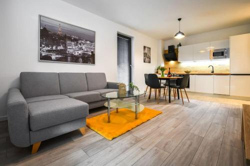 Apartman La Glace في مارتين: غرفة معيشة مع أريكة وطاولة