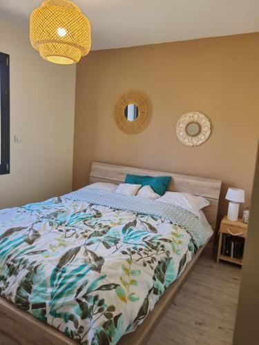 une chambre avec un lit avec une couette colorée dans l'établissement Maison arnage 4 chambres au pied du circuit, à Arnage