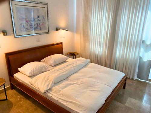 Almog Beach Apartments מגדלי חוף הכרמל חיפהにあるベッド