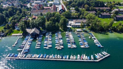 z powietrza widok na przystań z łodziami w wodzie w obiekcie Marina Hotel am Starnberger See w mieście Bernried