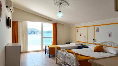 Postel nebo postele na pokoji v ubytování Yazıcı Otel Bozburun