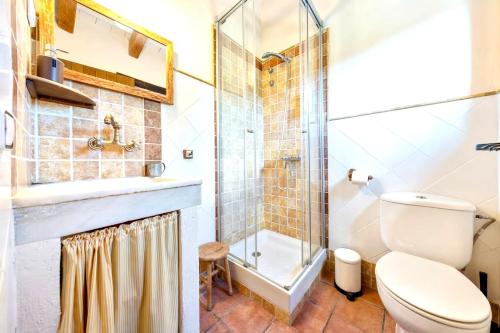 Ένα μπάνιο στο Spacious house with private pool in Rojals, for 12 people