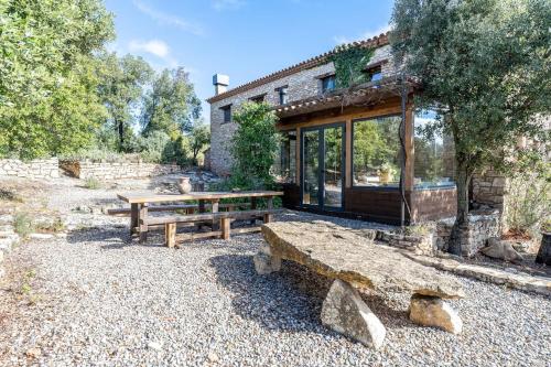 Κήπος έξω από το Spacious house with private pool in Rojals, for 12 people