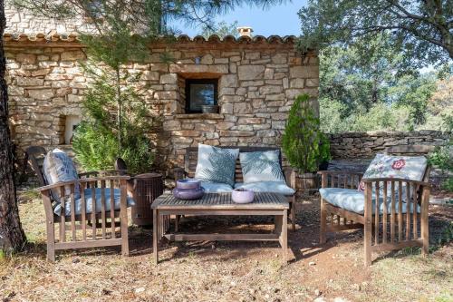 Κήπος έξω από το Spacious house with private pool in Rojals, for 12 people