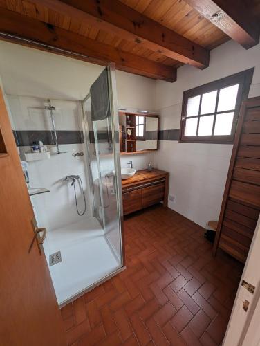 une salle de bain avec une douche avec une porte vitrée dans l'établissement Maison Familiale les Osmondes, à Vielle-Saint-Girons