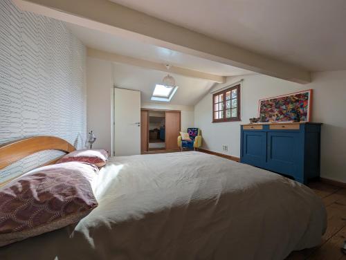 - une chambre avec un grand lit et une armoire bleue dans l'établissement Maison Familiale les Osmondes, à Vielle-Saint-Girons