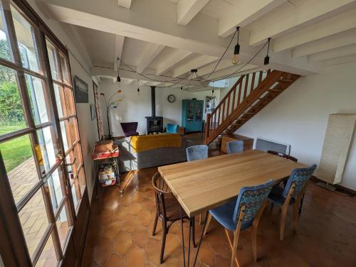 une salle à manger avec une table et des chaises en bois dans l'établissement Maison Familiale les Osmondes, à Vielle-Saint-Girons