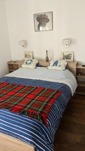 - une chambre avec un lit et une couverture colorée dans l'établissement Elégant Appartement, au Barcarès